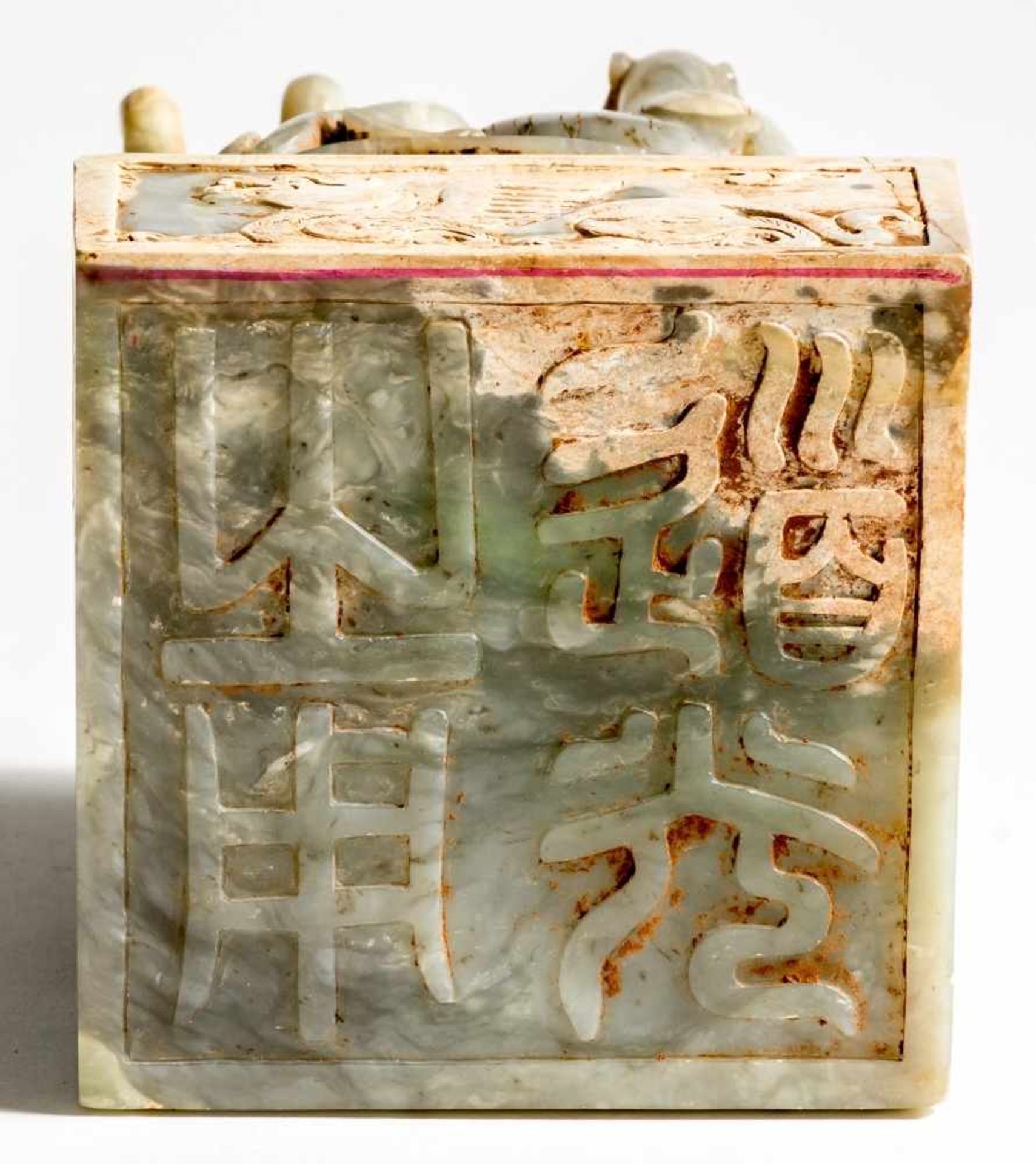 Grosser chinesischer Jade-Stempel mit Drachen14 x 10 x 10 cmProvenienz: Privatsammlung Zürich. - Bild 2 aus 2