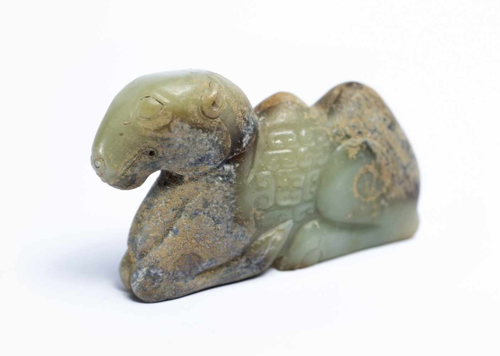 Chinesisches Jade-KamelHöhe: 5 cm, Länge: 9 cmProvenienz: Privatsammlung Zürich.Chinese Jade-