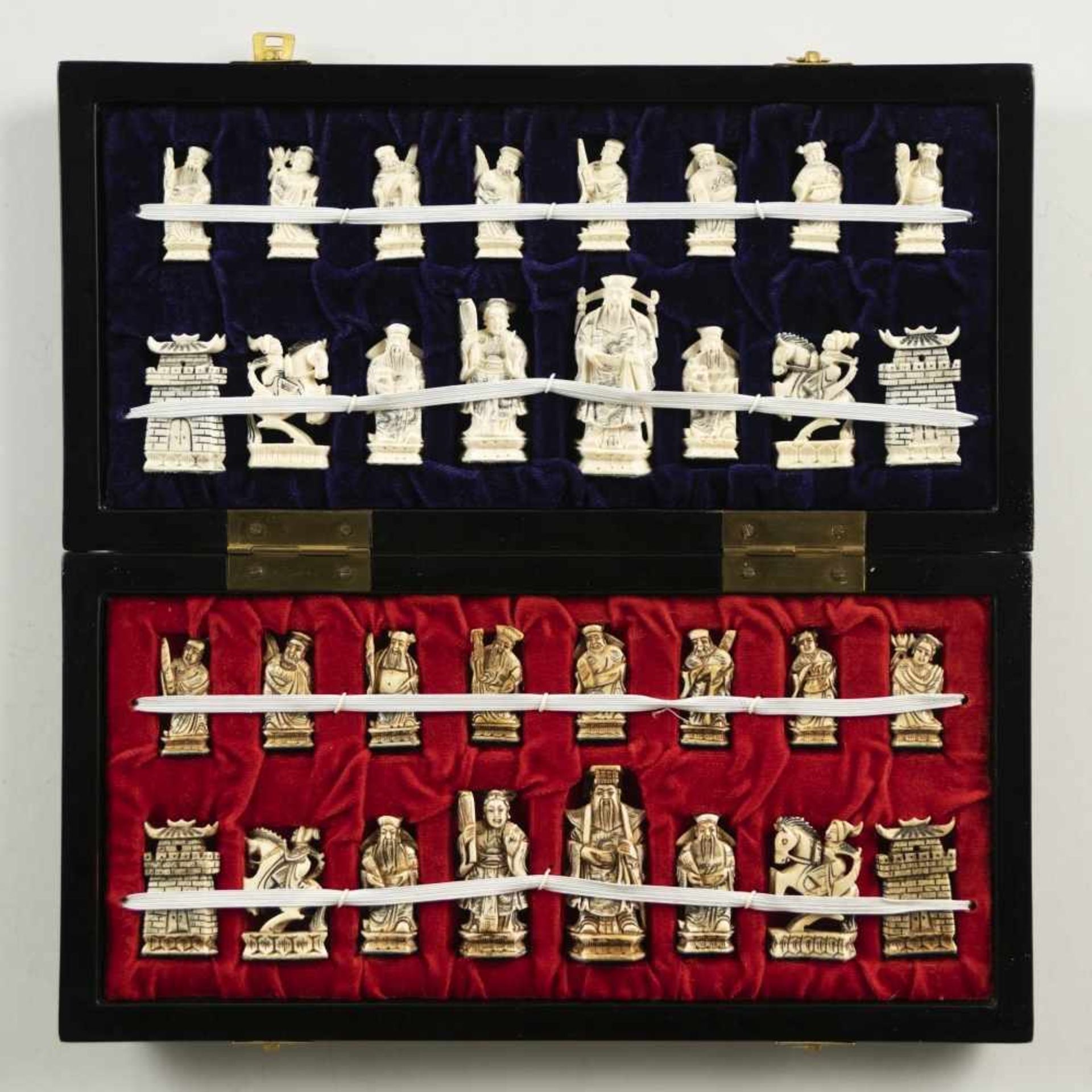 Schachspiel mit 32 Figuren aus ElfenbeinChina, 20. Jh.Kasten: 38 x 19 x 5 cm, Figuren von 4,5 bis