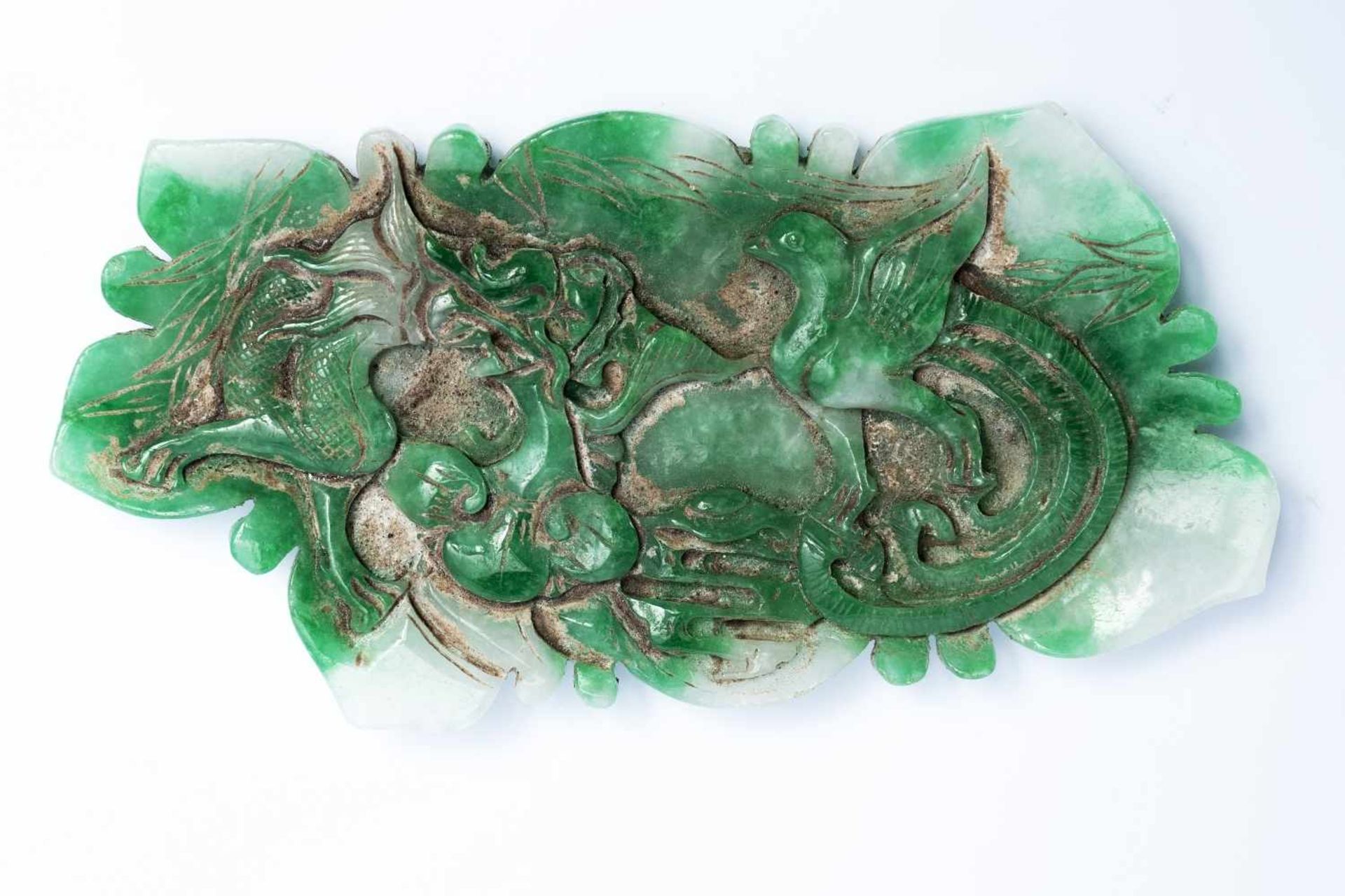 Chinesisches Jade-Relief mit Drachen und Phönixca. 15,5 x 8 x 1 cmProvenienz: Privatsammlung