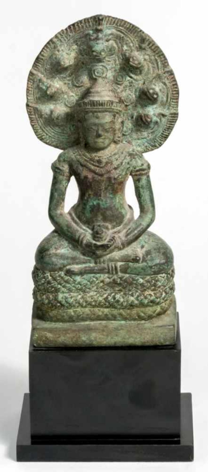 A Khmer Seated Naga Bronze-Figure, Angkor-Style, probably 12th c., ca. 23,5 cm high //