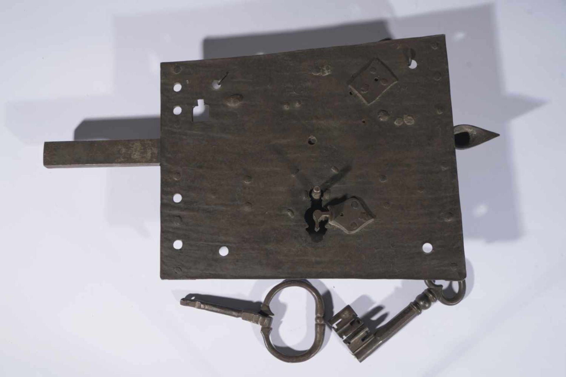 Large lock with key, iron, probably medieval to baroque, 34 x 6 x 62 cm, key: 19 cm long, - Bild 2 aus 2