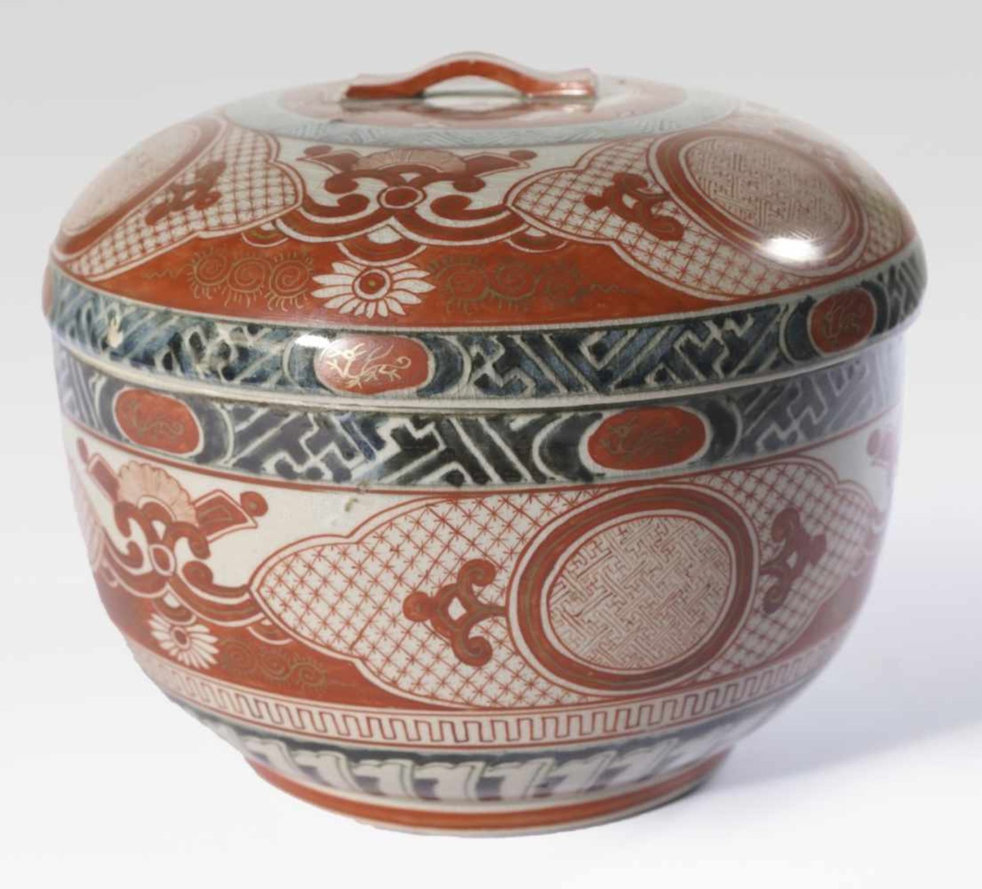 Lid bowl with iron red and dark blue decor, Japan, stoneware, 20th c., Diameter: 18 cm,