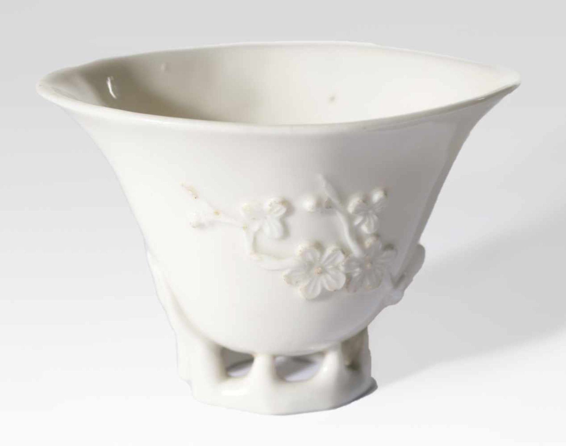 Blanc-de-Chine Rhino Cup with Cherry Blossoms and Lilies, China, 17/18th c., 9,5 cm high,