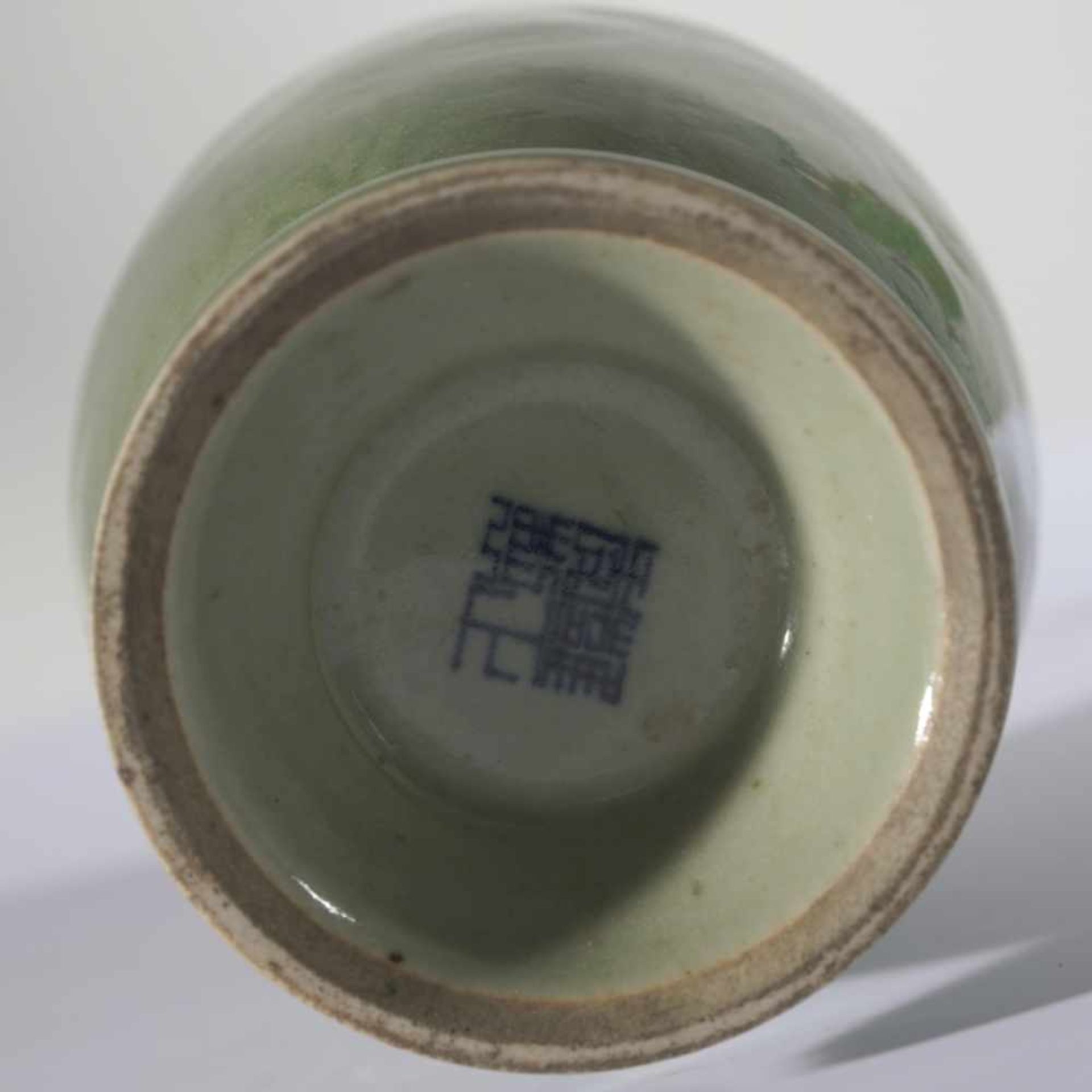 A Light Green Chinese Vase with the mark of Yongzheng Nian Zhi (1723-1735), probably 19th - Image 2 of 2