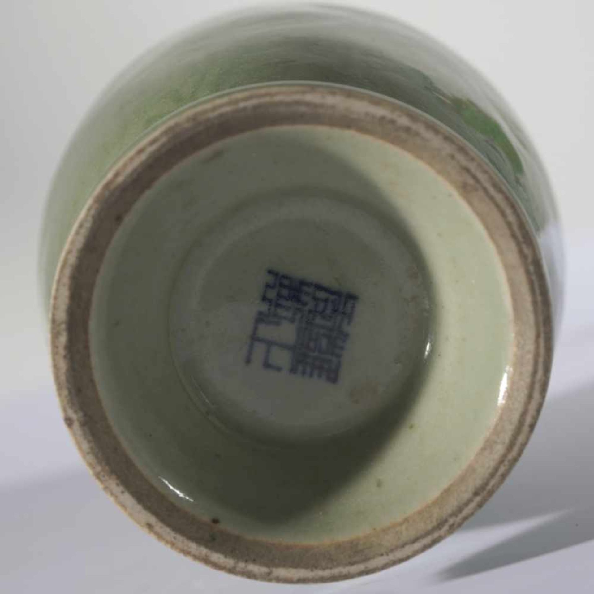 A Light Green Chinese Vase with the mark of Yongzheng Nian Zhi (1723-1735), probably 19th - Bild 2 aus 2