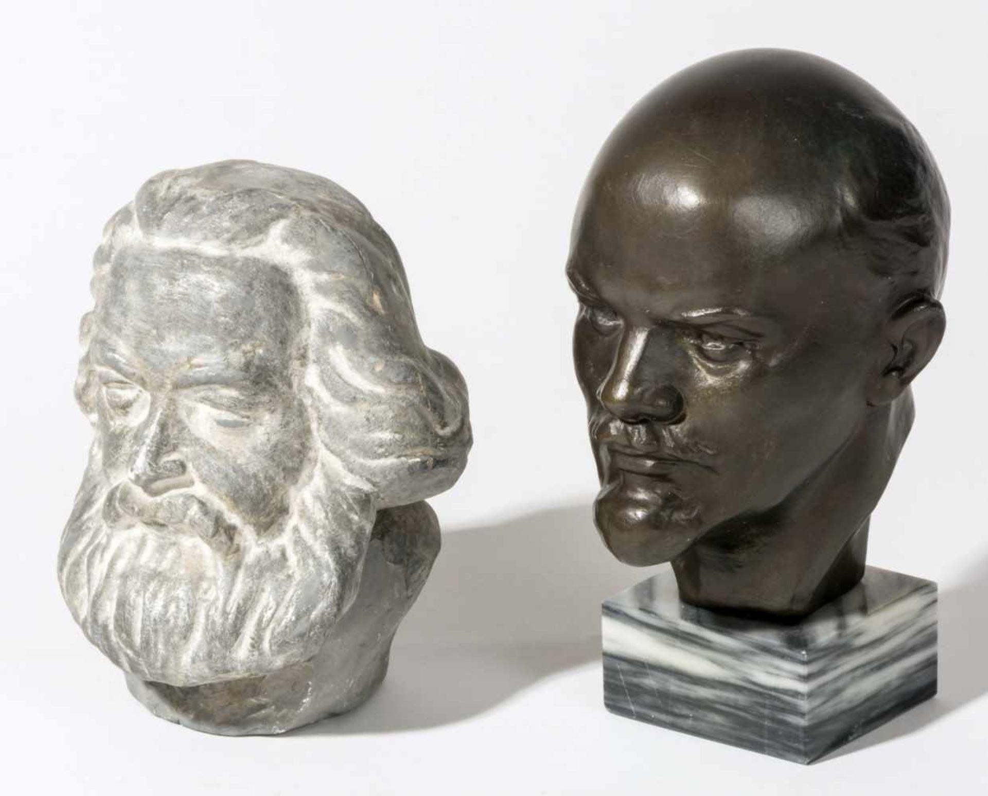 Büsten von Lenin und MarxLenin: Bronze, Bildhauer Kolpakova, 16,5 cm hochMarx: Gips, 13,5 cm