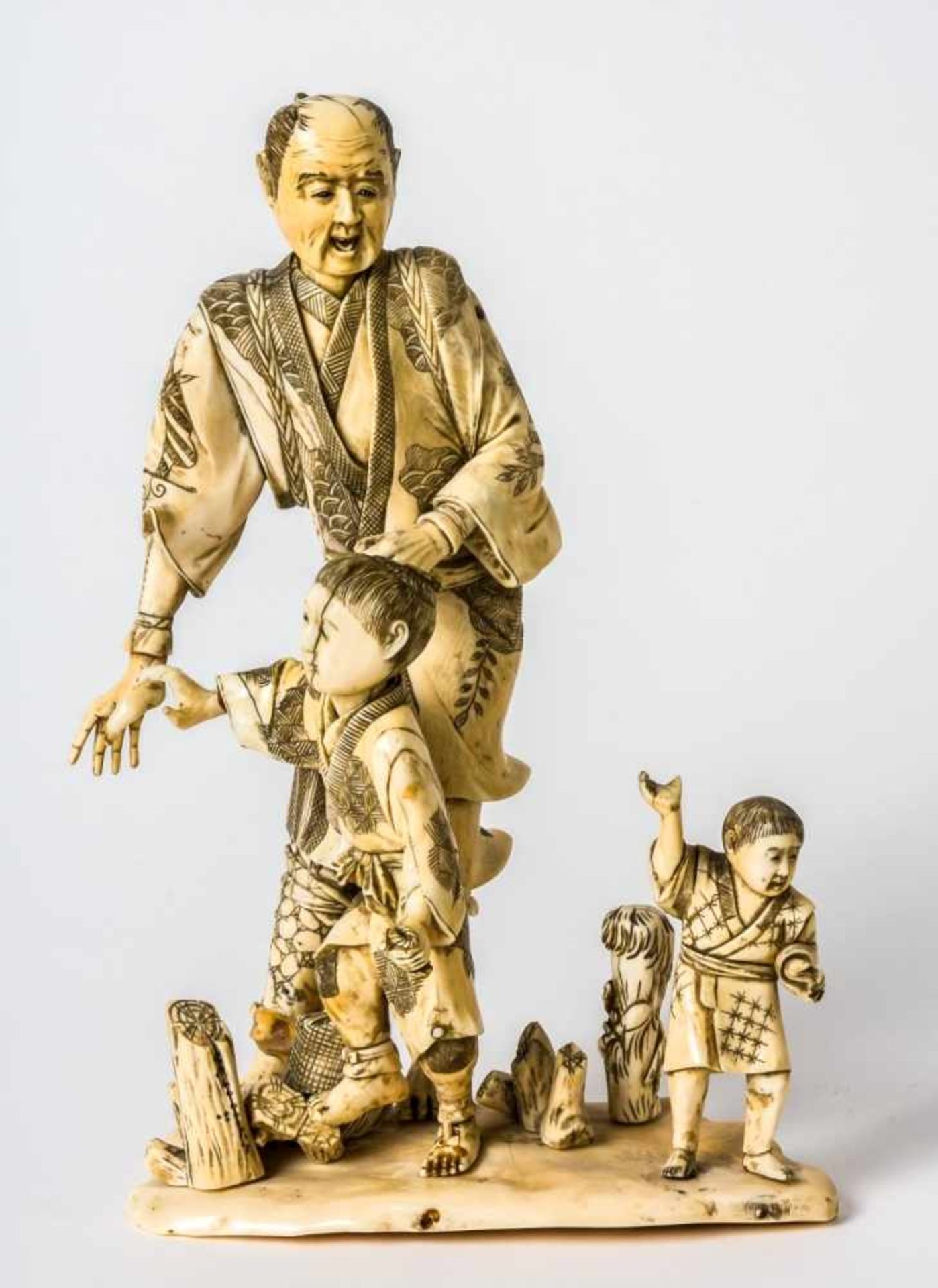 Farmer with 2 children, Japan, ivory carving, signed, probably around 1900, height: ca 26cm //