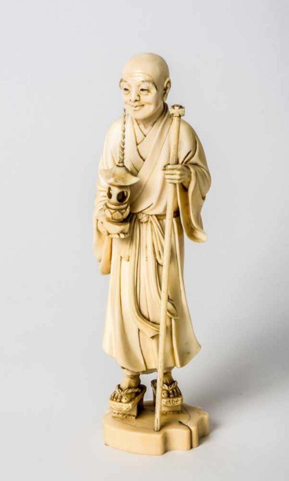 Okimono of a monk, Japan or China, ivory carving, probably around 1900, Height: ca. 18 cm//