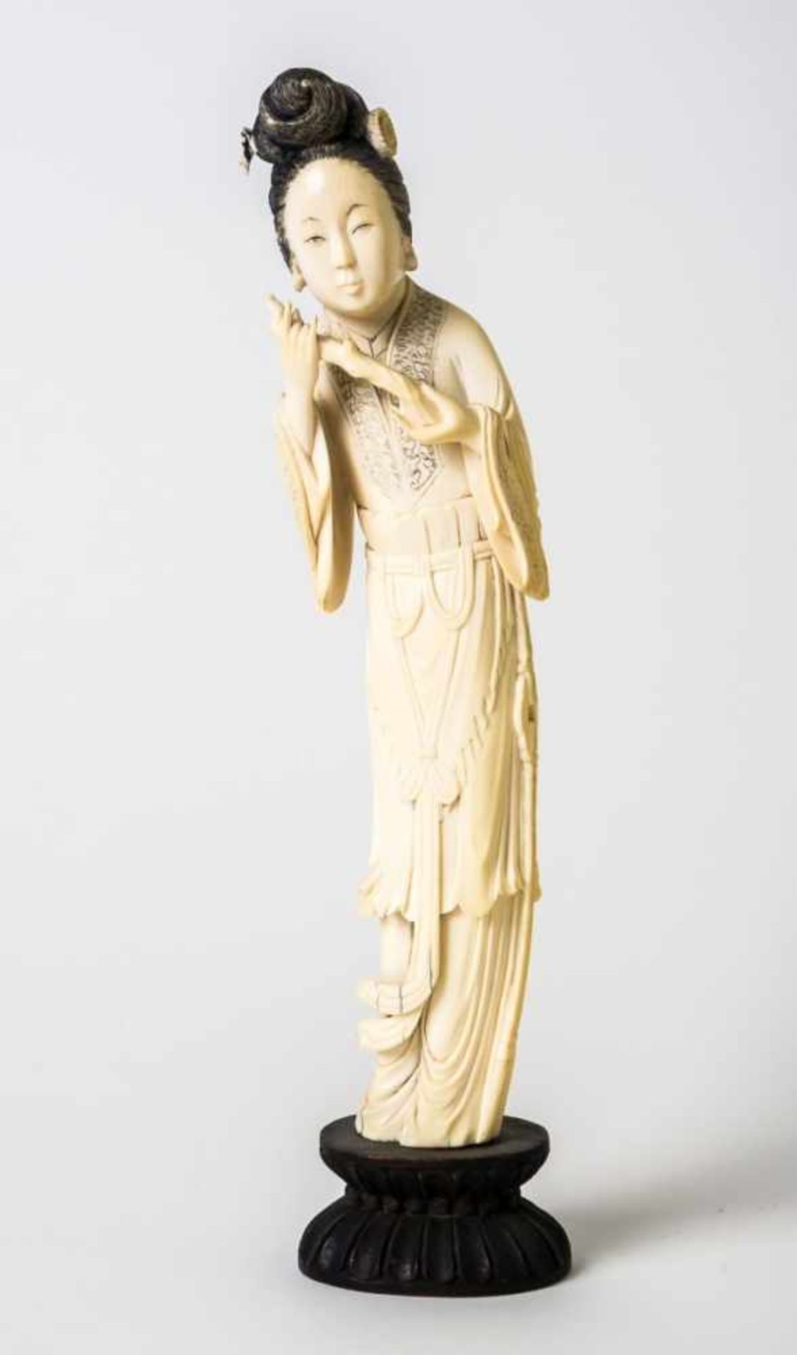 A Chinese Beauty, China, ivory carving, probably 19th c.; Height without base: ca. 25. 5cm//