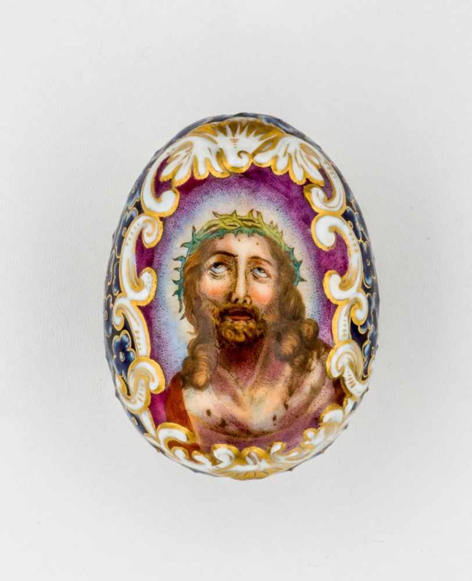 A Porcelain Easter egg with relief-like structure and depiction of the Annunciation andJesus crowned - Bild 2 aus 2