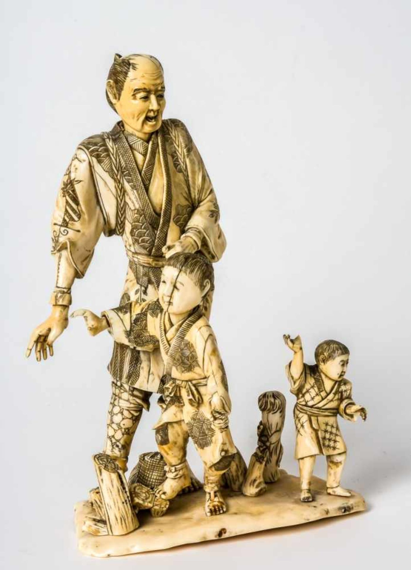 Farmer with 2 children, Japan, ivory carving, signed, probably around 1900, height: ca 26cm // - Bild 2 aus 2