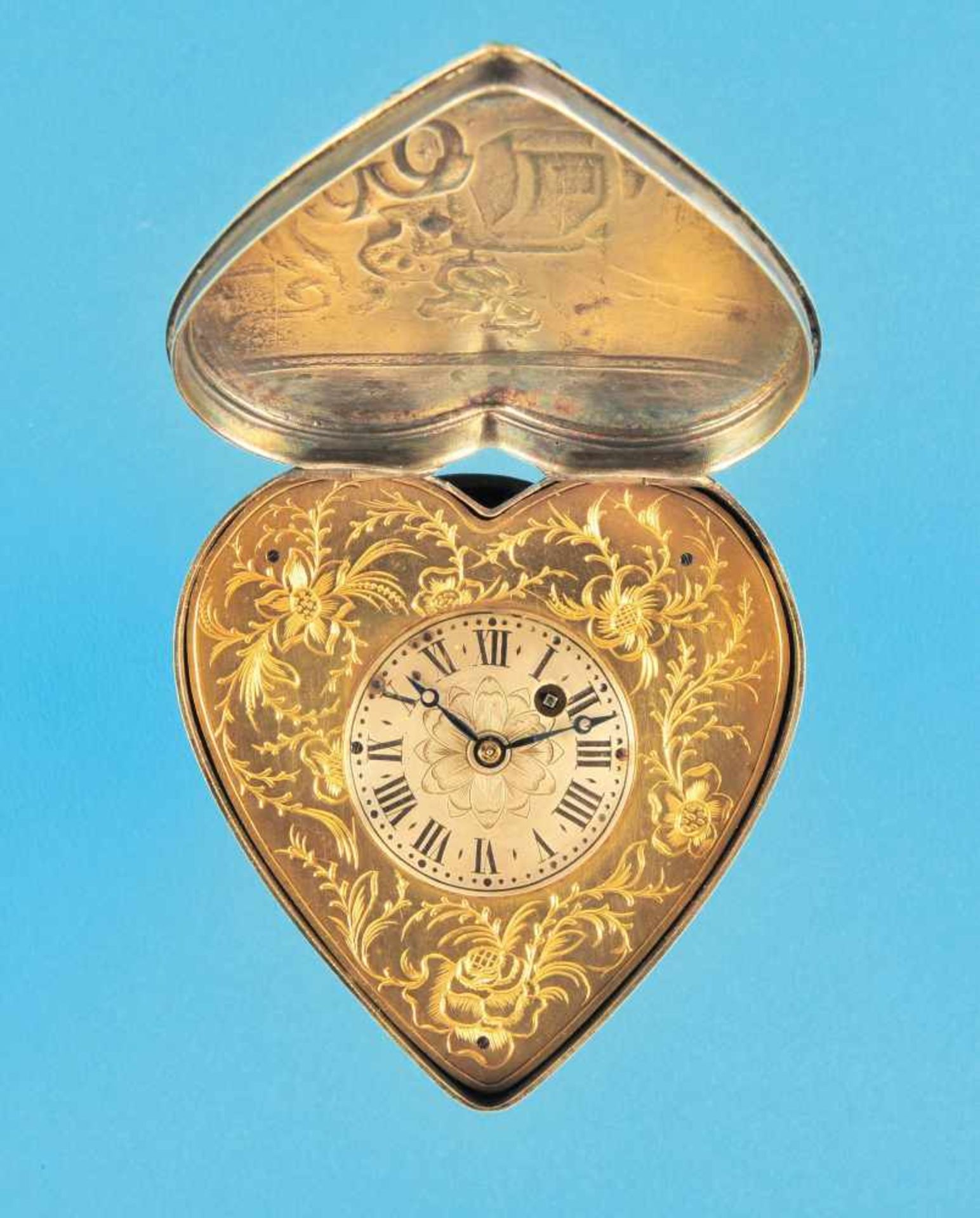 Silberne Taschenuhr in Herzform, mit Darstellung einer frühen Automobilistin, relieriertes