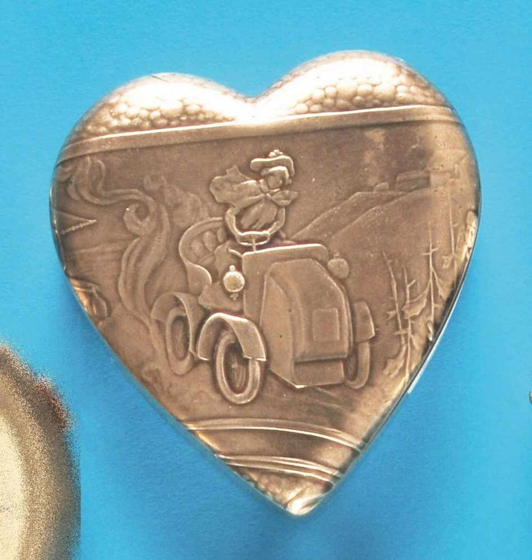 Silberne Taschenuhr in Herzform, mit Darstellung einer frühen Automobilistin, relieriertes - Image 2 of 2