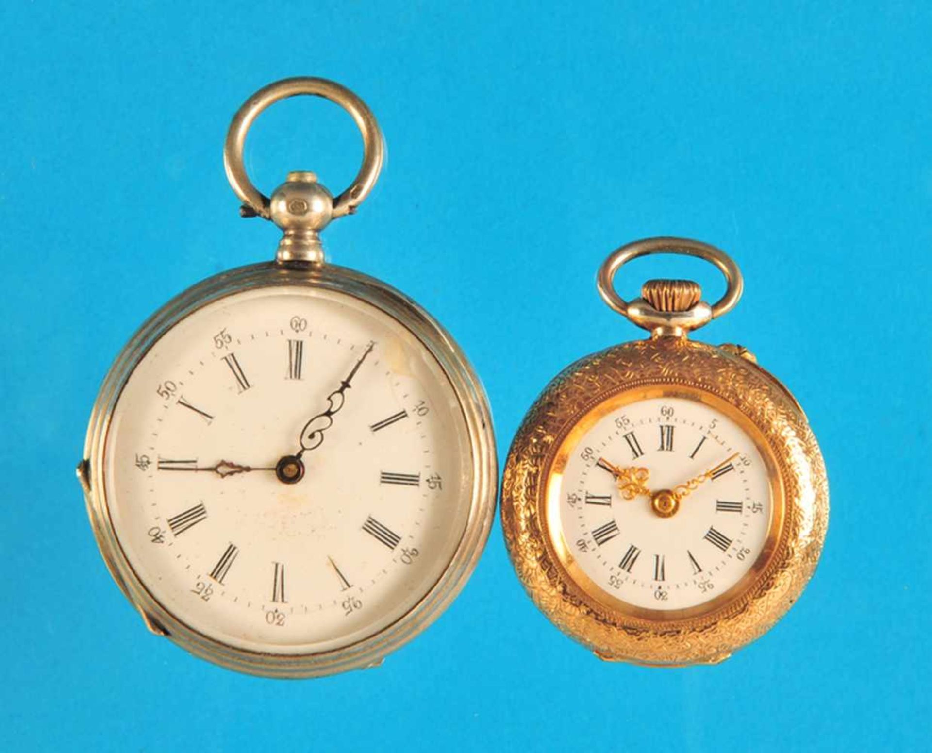 Konvolut mit 2 Damen-Taschenuhren, 1 14-ct.- Gold, 1 Silber, beide Emailzifferblatt mit römisch