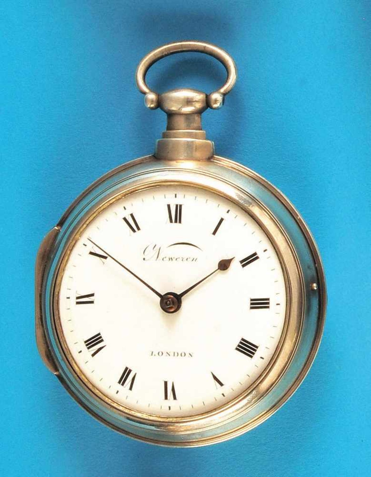 Silberne Spindeltaschenuhr in doppeltem Gehäuse, auf Zifferblatt und Werk signiert Neveren London,