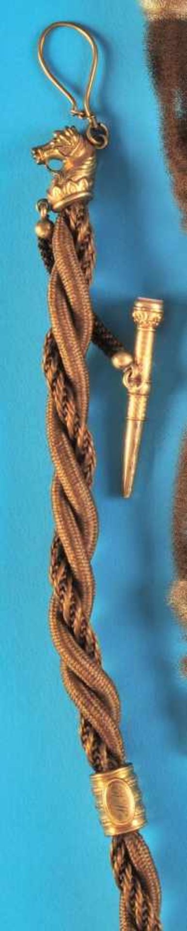 Biedermeier Haar-Taschenuhrkette L = 35 cm mit Pferdekopf und Taschenuhrschlüssel (4447)