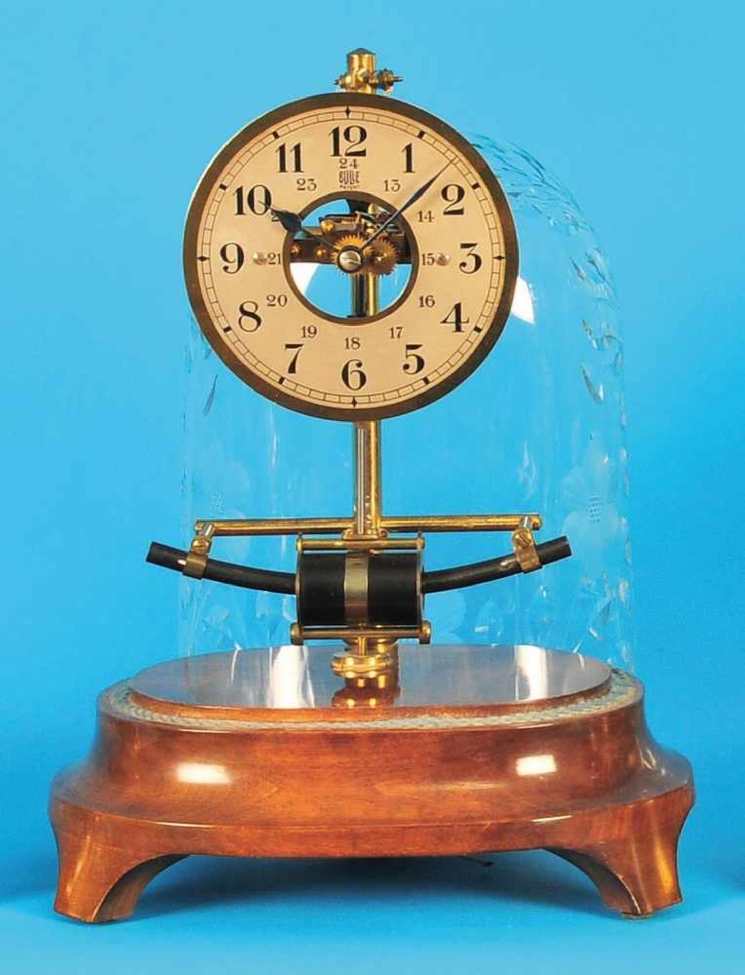 Elektrische Tischuhr „Bulle Clock“ mit geschliffenem Kristallglassturz, ovaler brauner Holzsockel