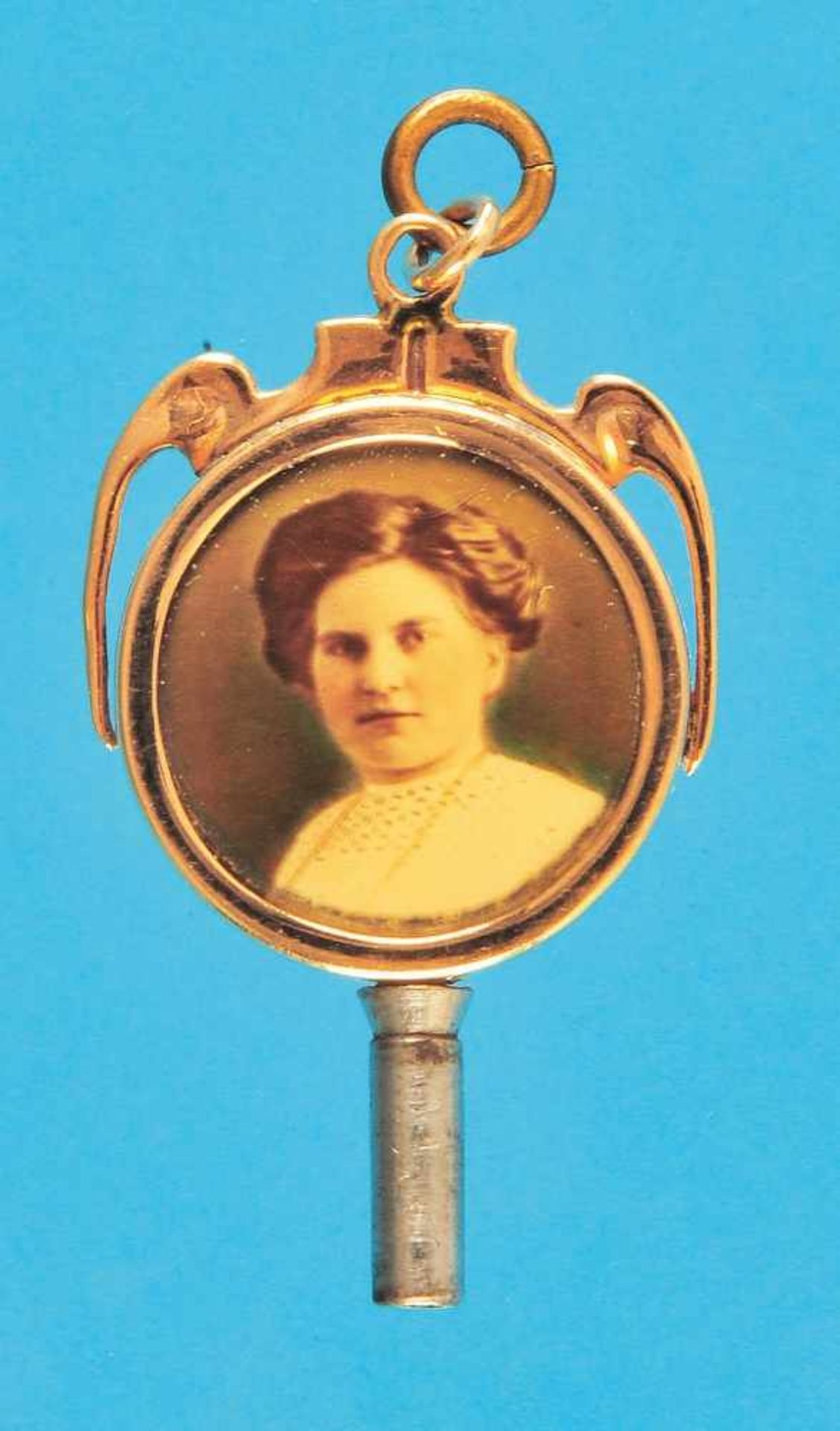 Goldener 9-ct.-Taschenuhrschüssel, beidseitig mit Portraits (4543) - Bild 2 aus 2