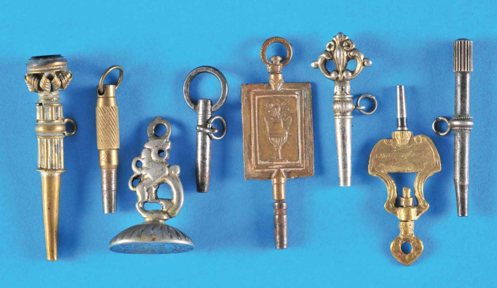Bundle wit 7 old pocket watch keys and 1 signetKonvolut mit 7 alten Taschenuhrschlüsseln und 1
