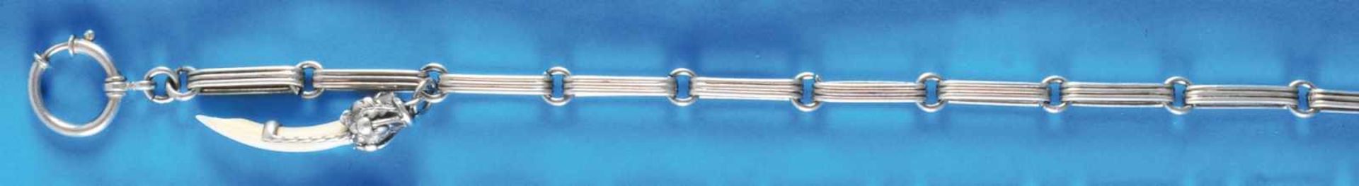 Silver pocket watch chainSilberne Taschenuhrkette mit Zahn-Anhänger (4990, L = 33 cm 100