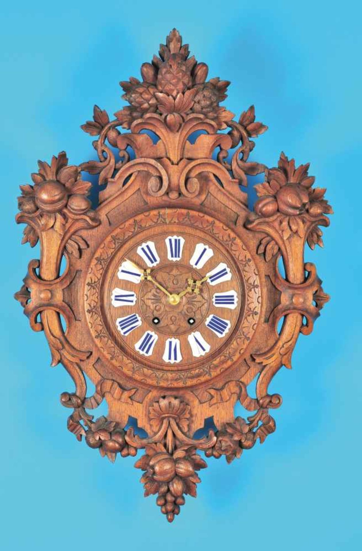 Carved french wall clock with cartridge dial and half-hour-strike on fine gongGeschnitzte