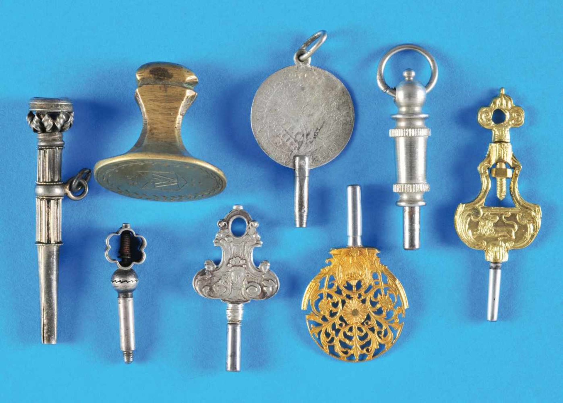 Bundle with 7 old pocket watch keys and 1 signetKonvolut mit 7 alten Taschenuhrschlüsseln und 1