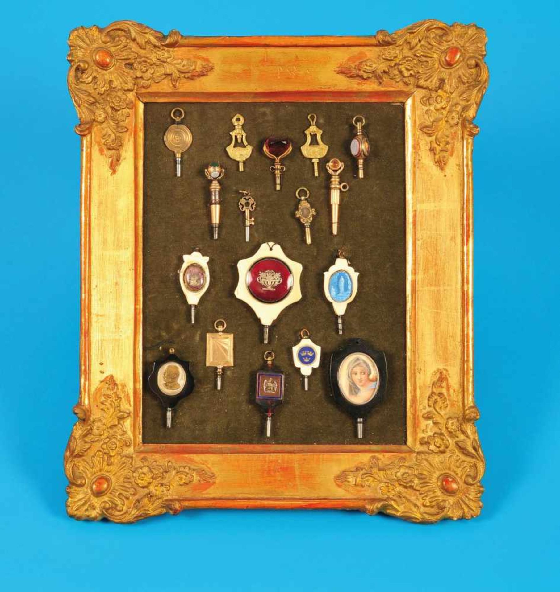 Bndle of 17 pocketwatchkeys in gold-plated frameSammlung mit 17 Taschenuhrschlüsseln, im vergoldeten