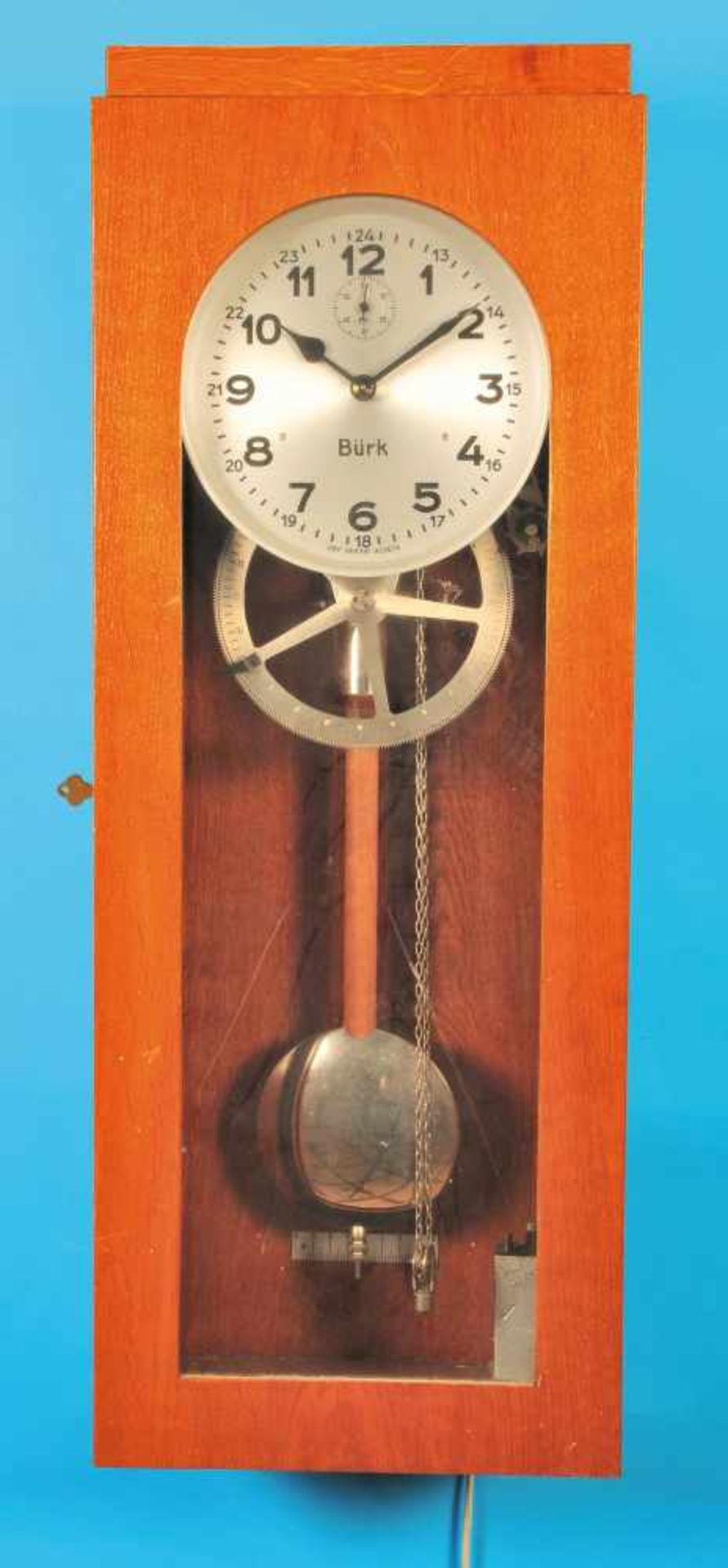 Zentral clock sig. BürkZentraluhr signiert Bürk, braunes frontverglastes Holzgehäuse, Zifferblatt