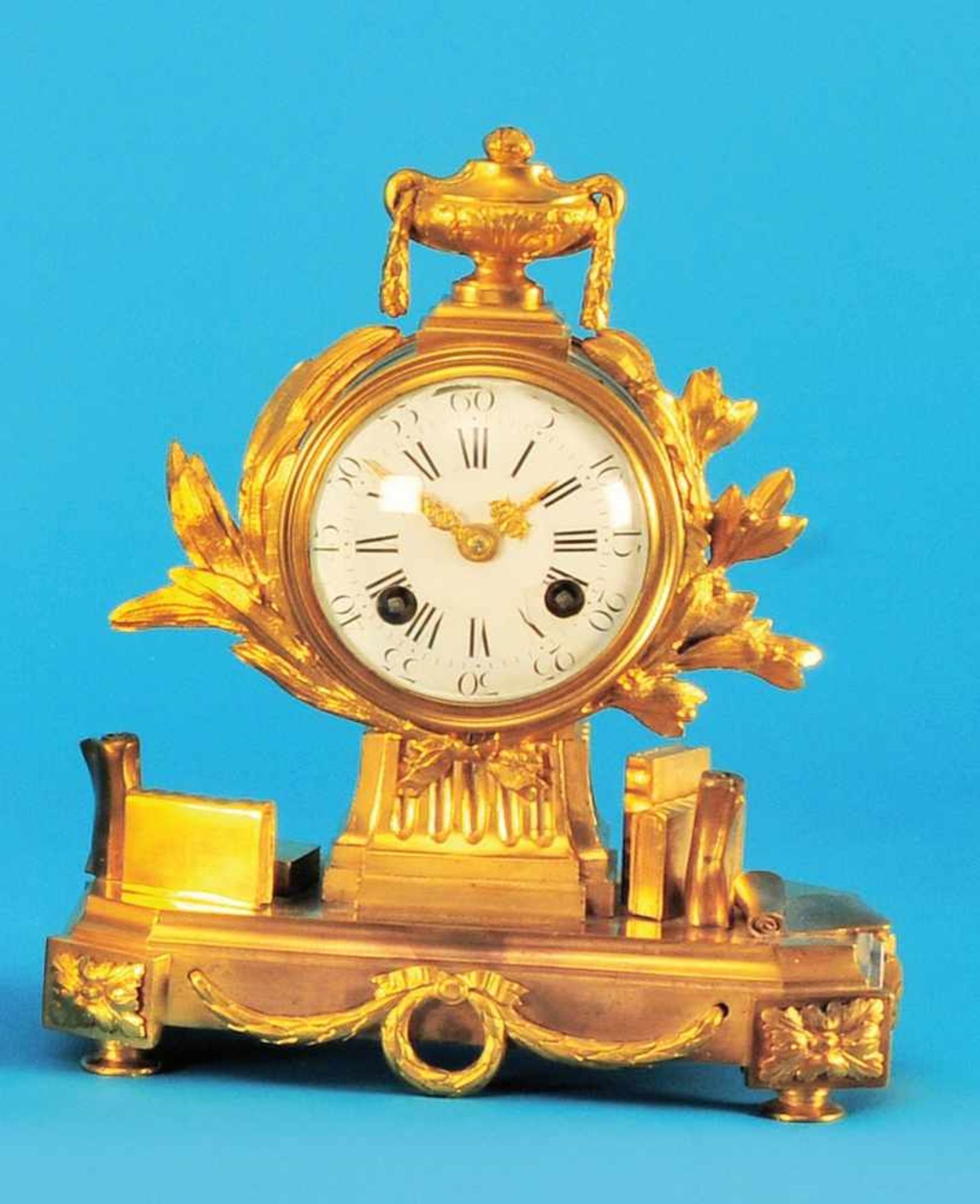 Small french bronce table clock Kleine französische Bronze-Tischuhr mit reich floral gravierter