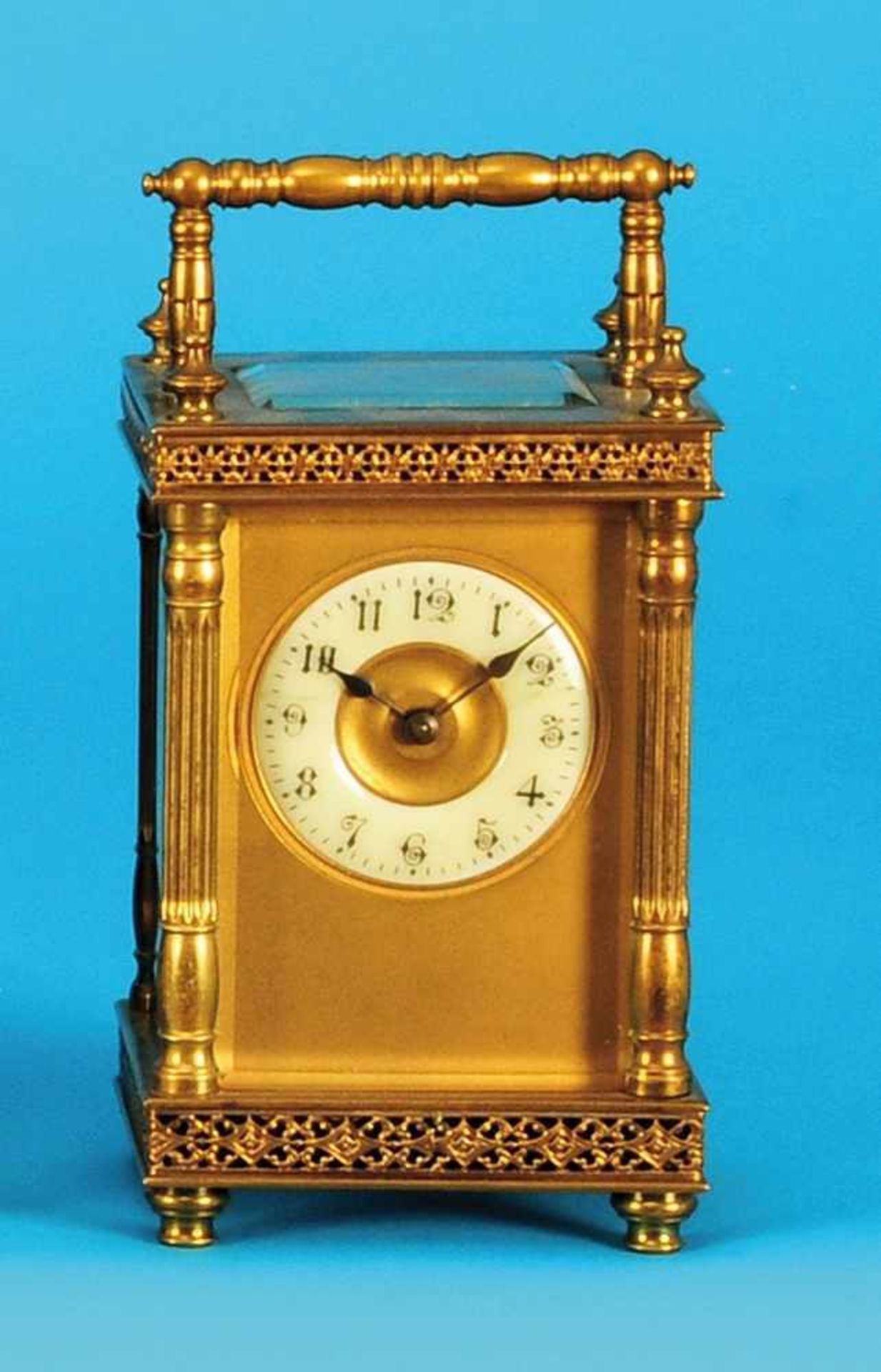 French travel clockFranzösische Reiseuhr, mit Säulen verziertes, rundum verglastes Gehäuse mit
