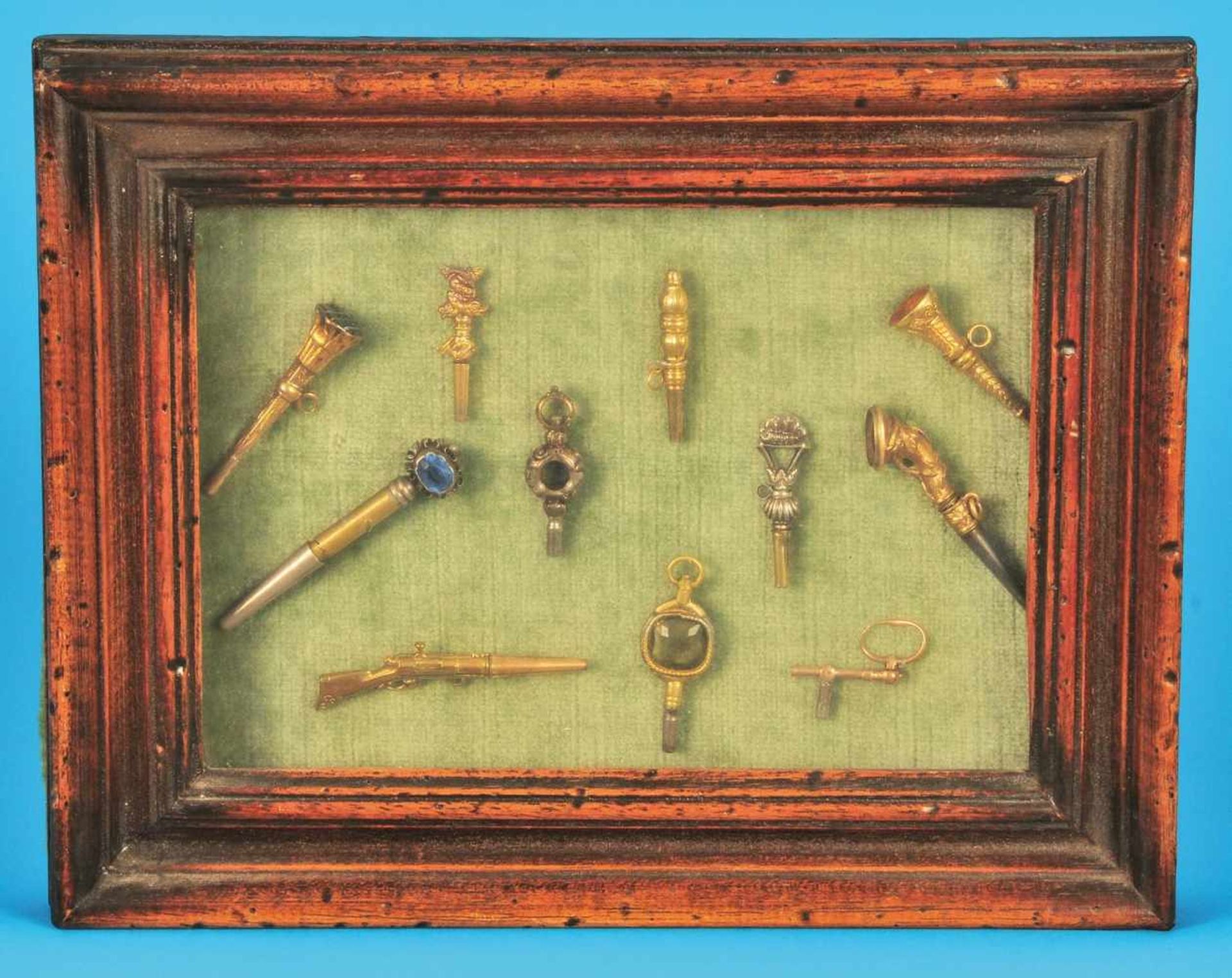 Collection with 11 pocket watch keysSammlung mit 11 Taschenuhrschlüsseln im verglasten Holzrahmen,