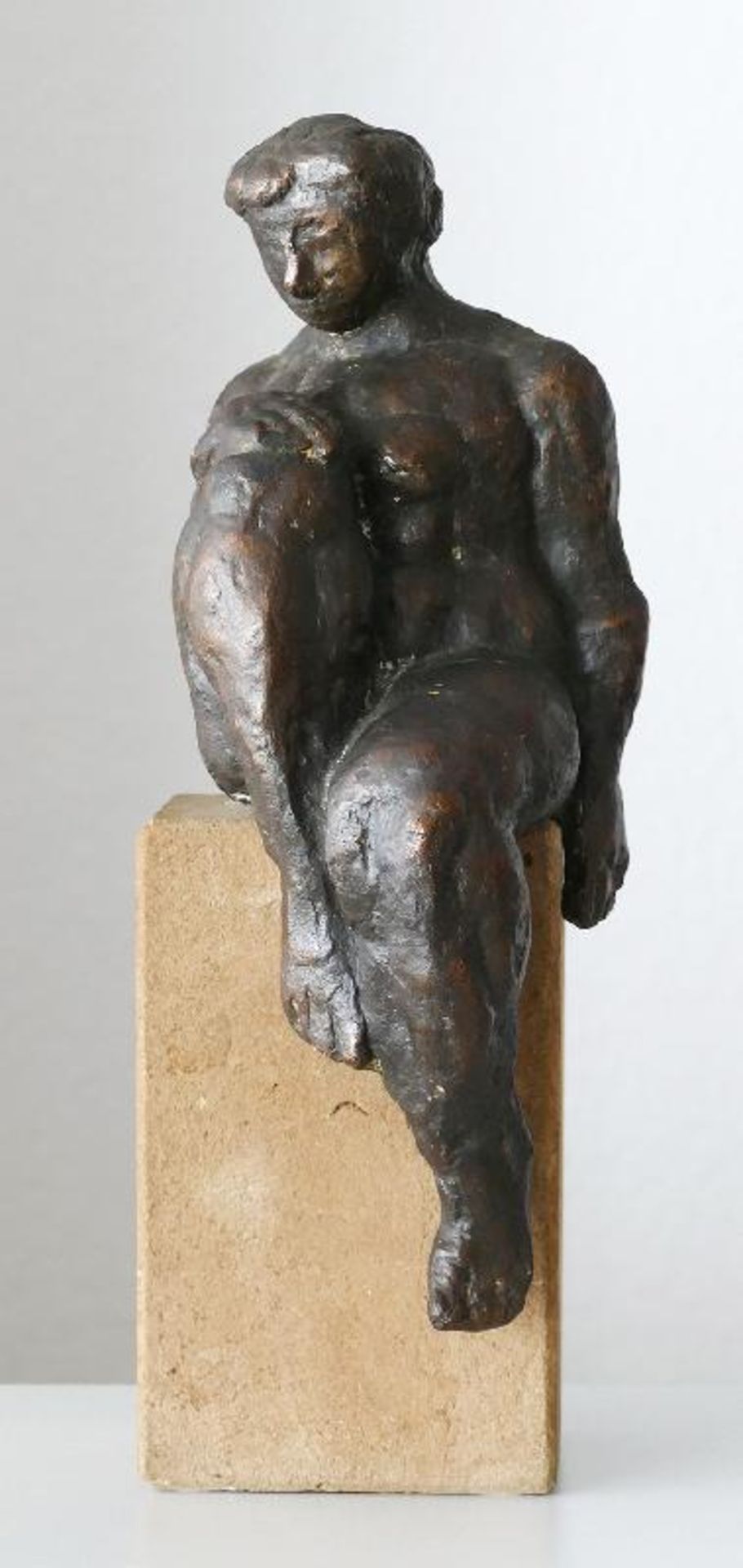 Stötzer, Werner (Sonneberg/Thüringen 1931 - 2010 Alt-Langsow)SitzendeBronze mit schwarzbrauner