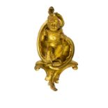 Sculpture of gilded putto in wooden conch. XIX Secolo. Cm 40x18