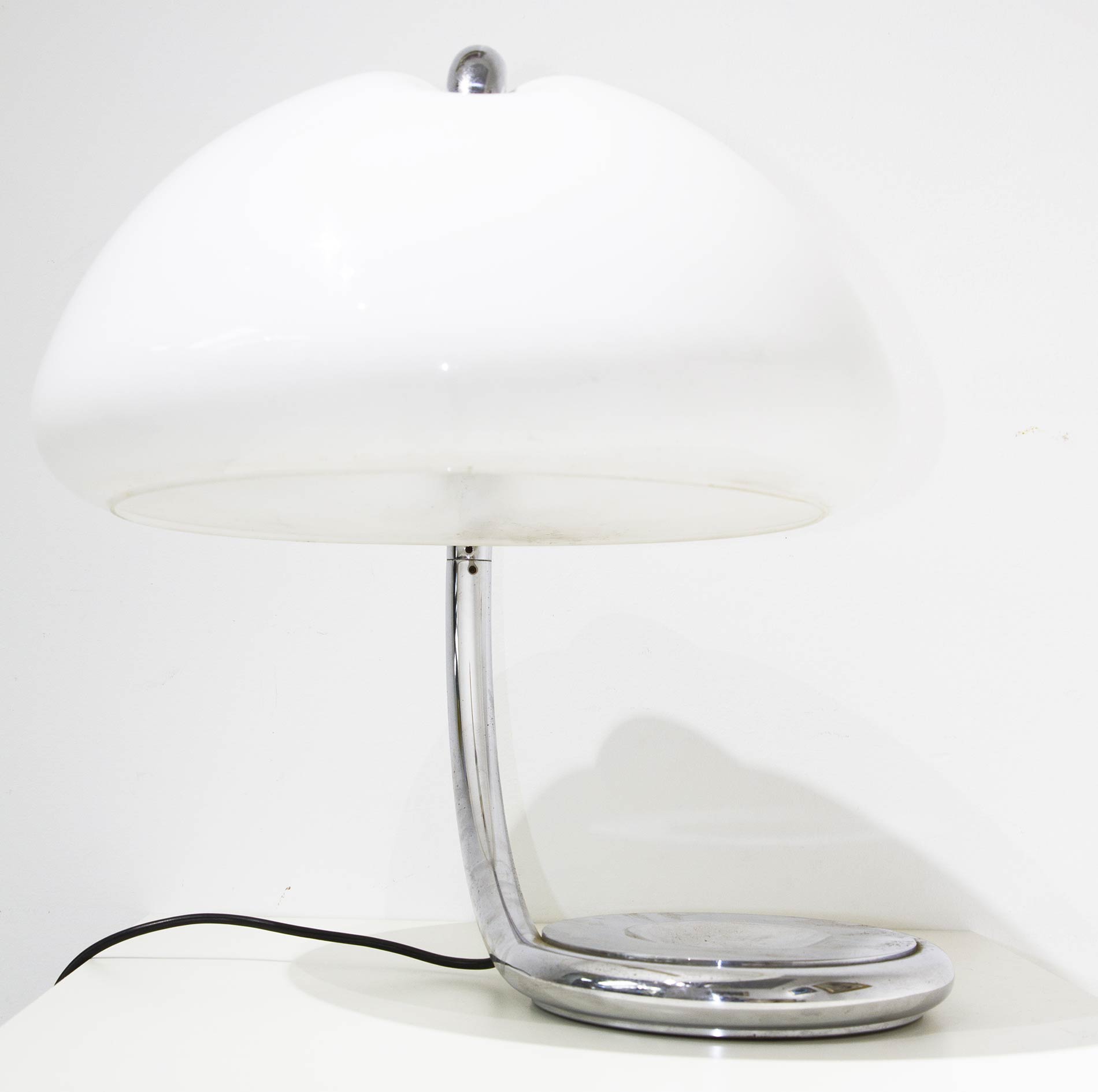 Martinelli. Designed by Elio Marinelli, Cobra model. Chrome metal structure. Table lamp. Perspex - Image 2 of 4