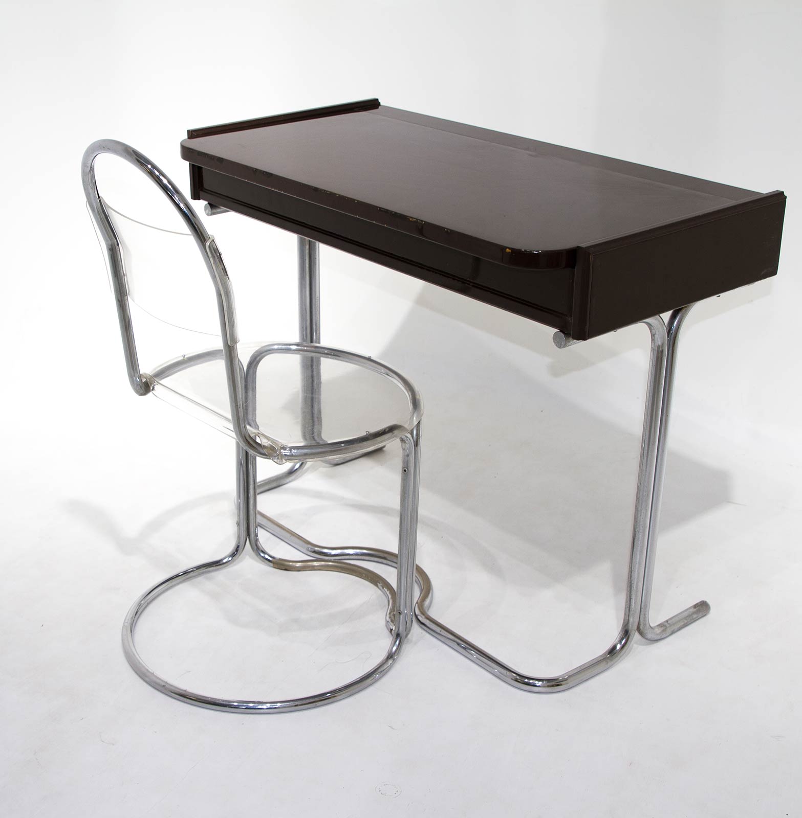 Writing-desk and chair from the 60s. Wood and lacquered tubolar chrome with plexi. Cm 75x100x50,