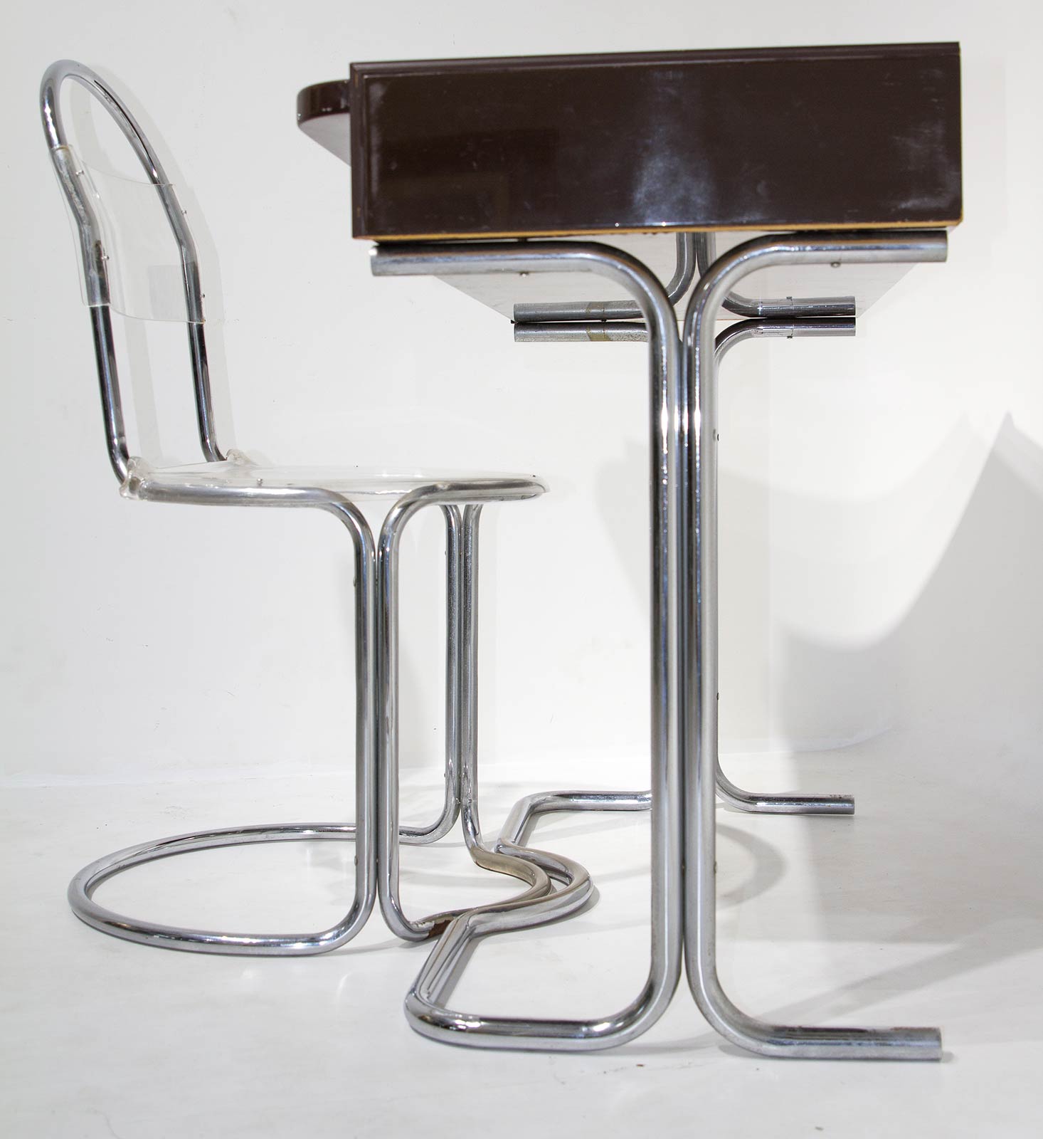 Writing-desk and chair from the 60s. Wood and lacquered tubolar chrome with plexi. Cm 75x100x50, - Image 2 of 5
