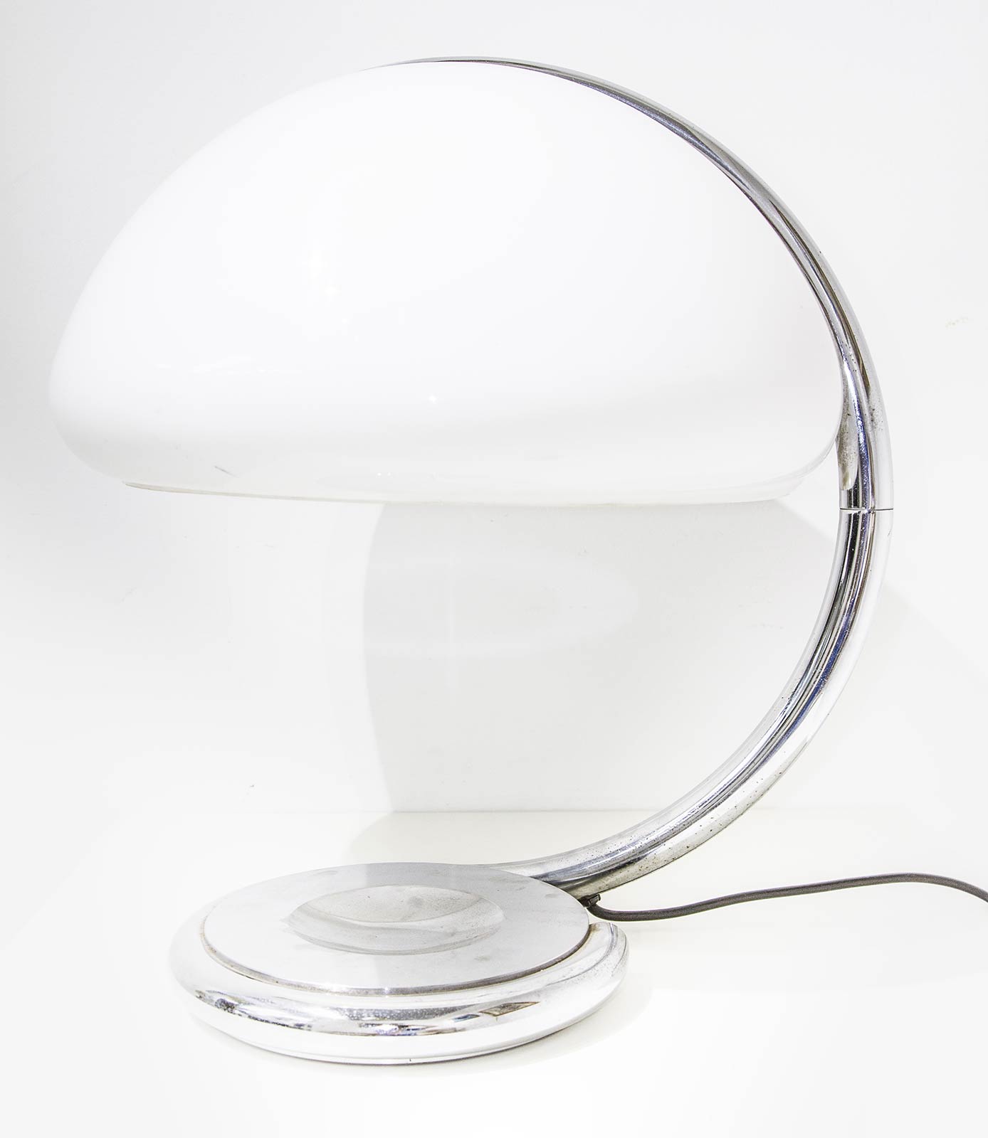 Martinelli. Designed by Elio Marinelli, Cobra model. Chrome metal structure. Table lamp. Perspex