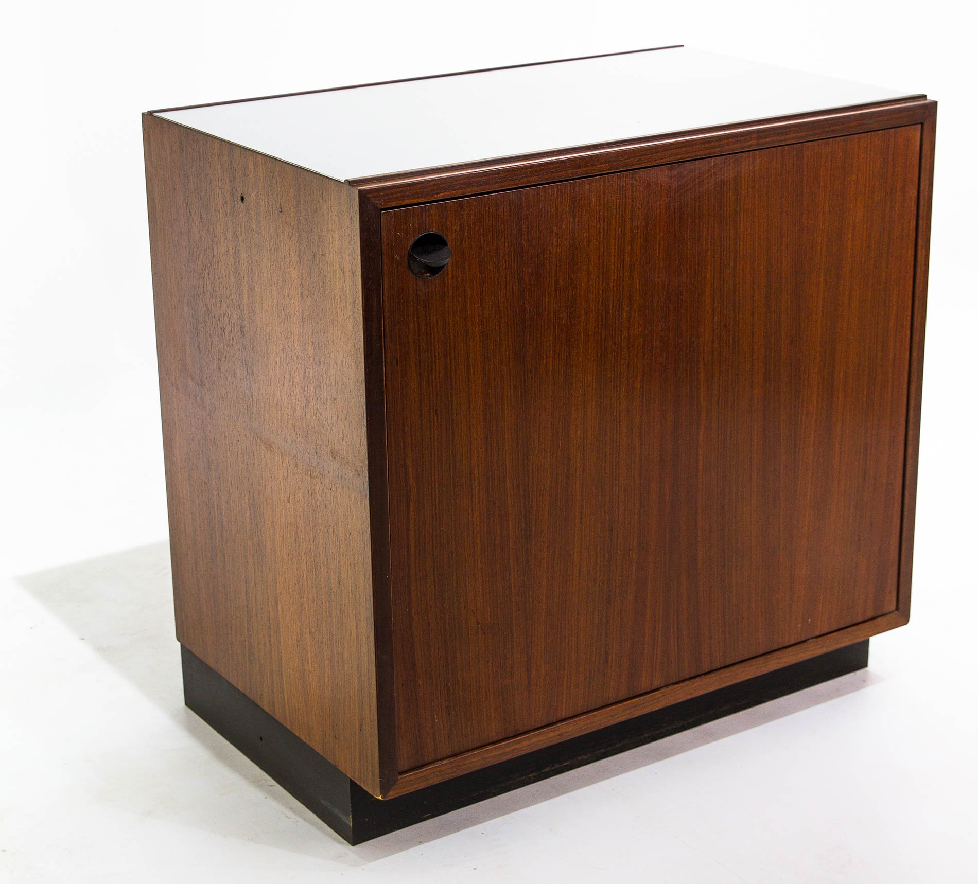 Tecno, designed by Osvaldo Borsani. E22 Serie. Veneered rosewood storage unit with metal top. H cm