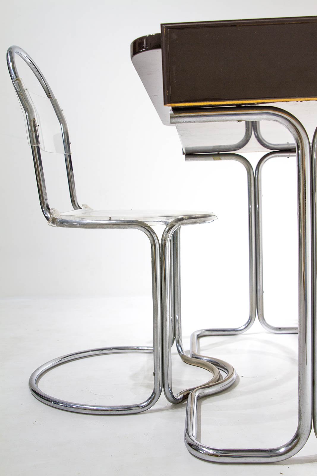 Writing-desk and chair from the 60s. Wood and lacquered tubolar chrome with plexi. Cm 75x100x50, - Image 3 of 5