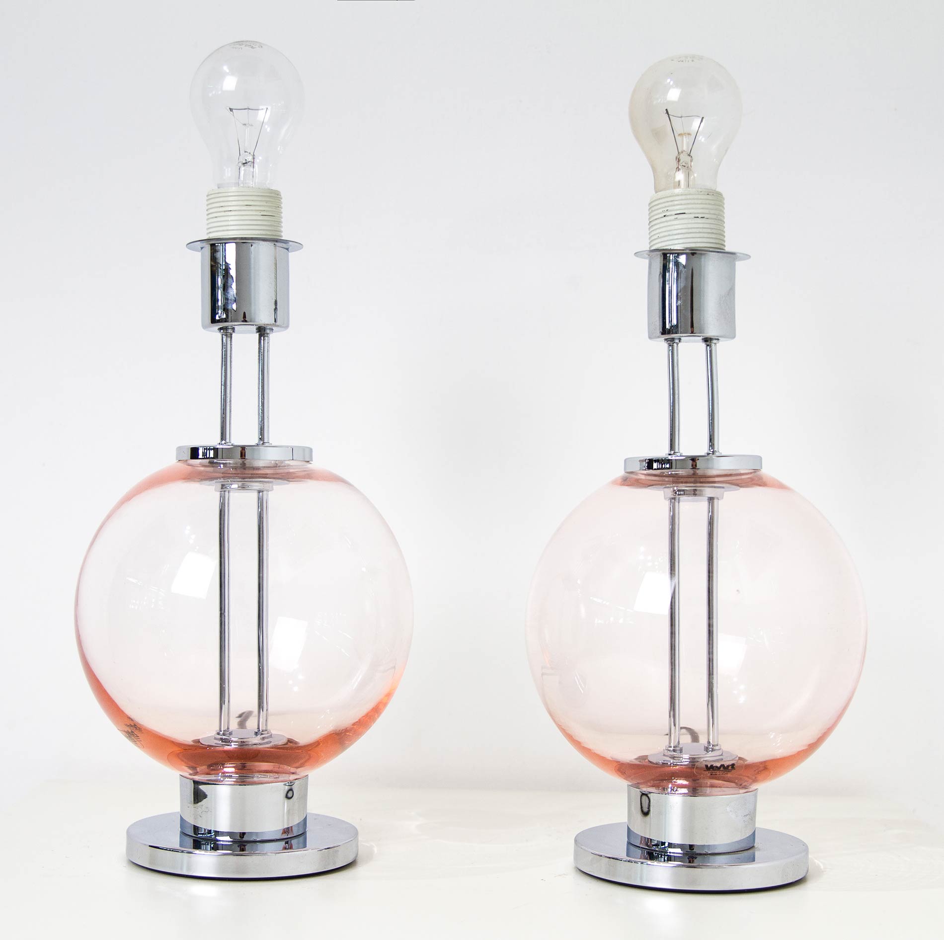 Veart, designed by Tony Zuccheri, from the 70s. Two rose glass and chrome table lamps. H cm 37
