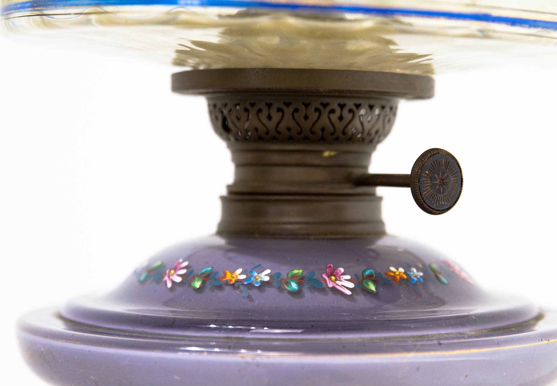 Petrol lamp in opaline, with varnished decorations and painted glass goblet. 19th century. H 75cm - Image 4 of 6