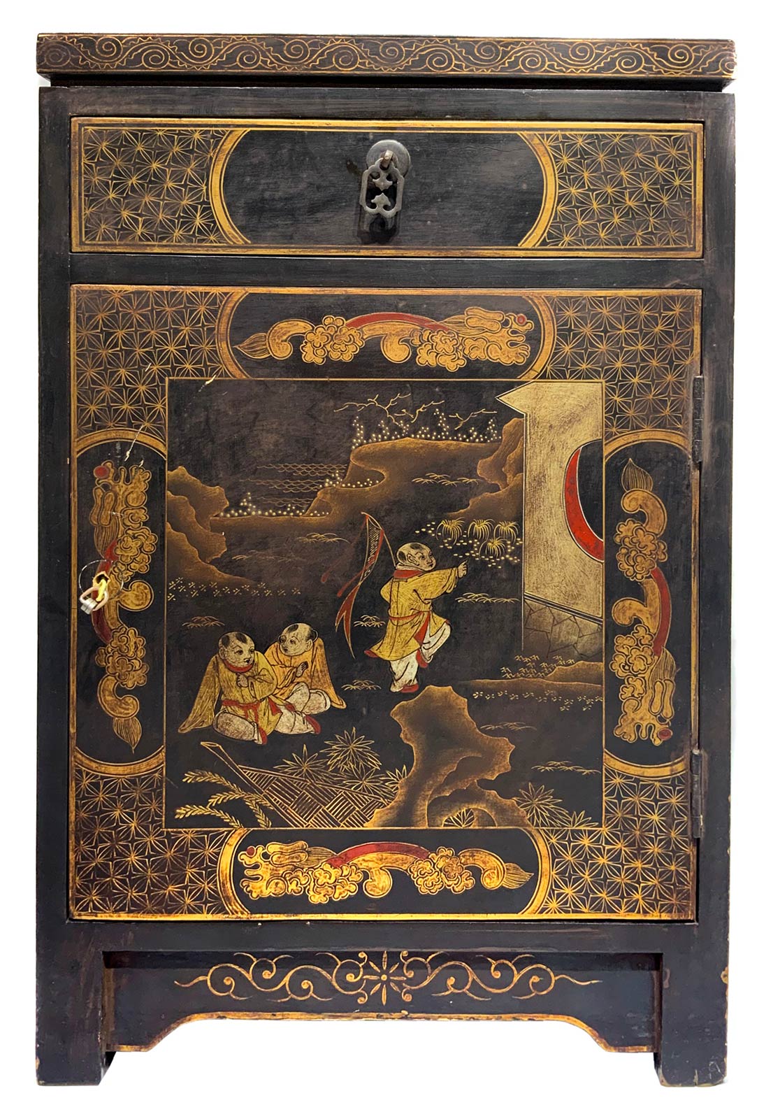 Chinese lacquered cabinet with genre scenes. 40s. H 63 Cm, Cm 40x35