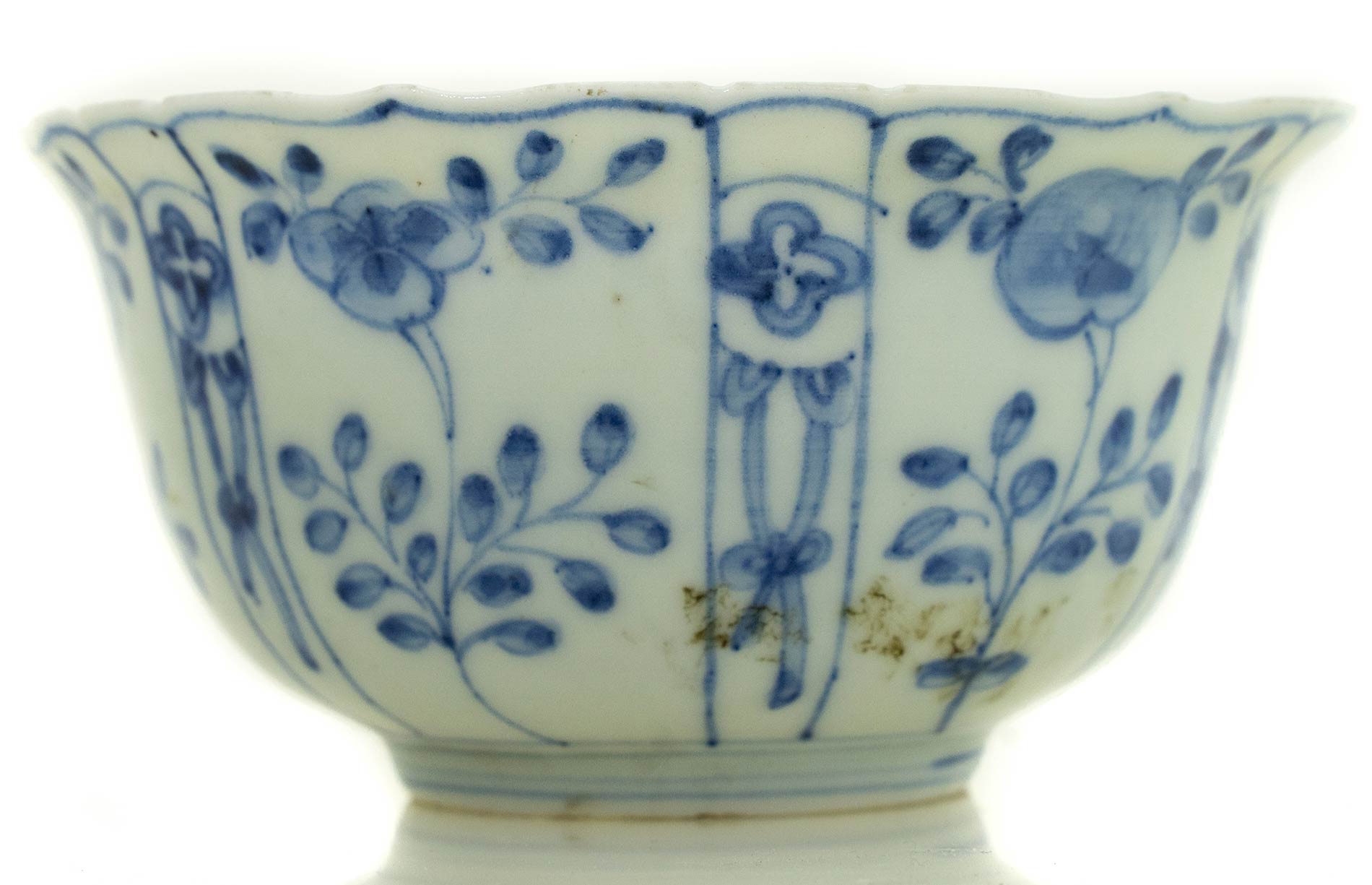 Bowl with decorations of flowers and birds, China. H 7.5 cm, 6x15 cm