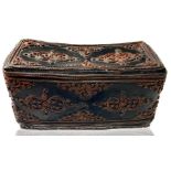 Box bamboo lacquered black and finely decorated in relief with red lacquer. Myanmar, XX century. 24
