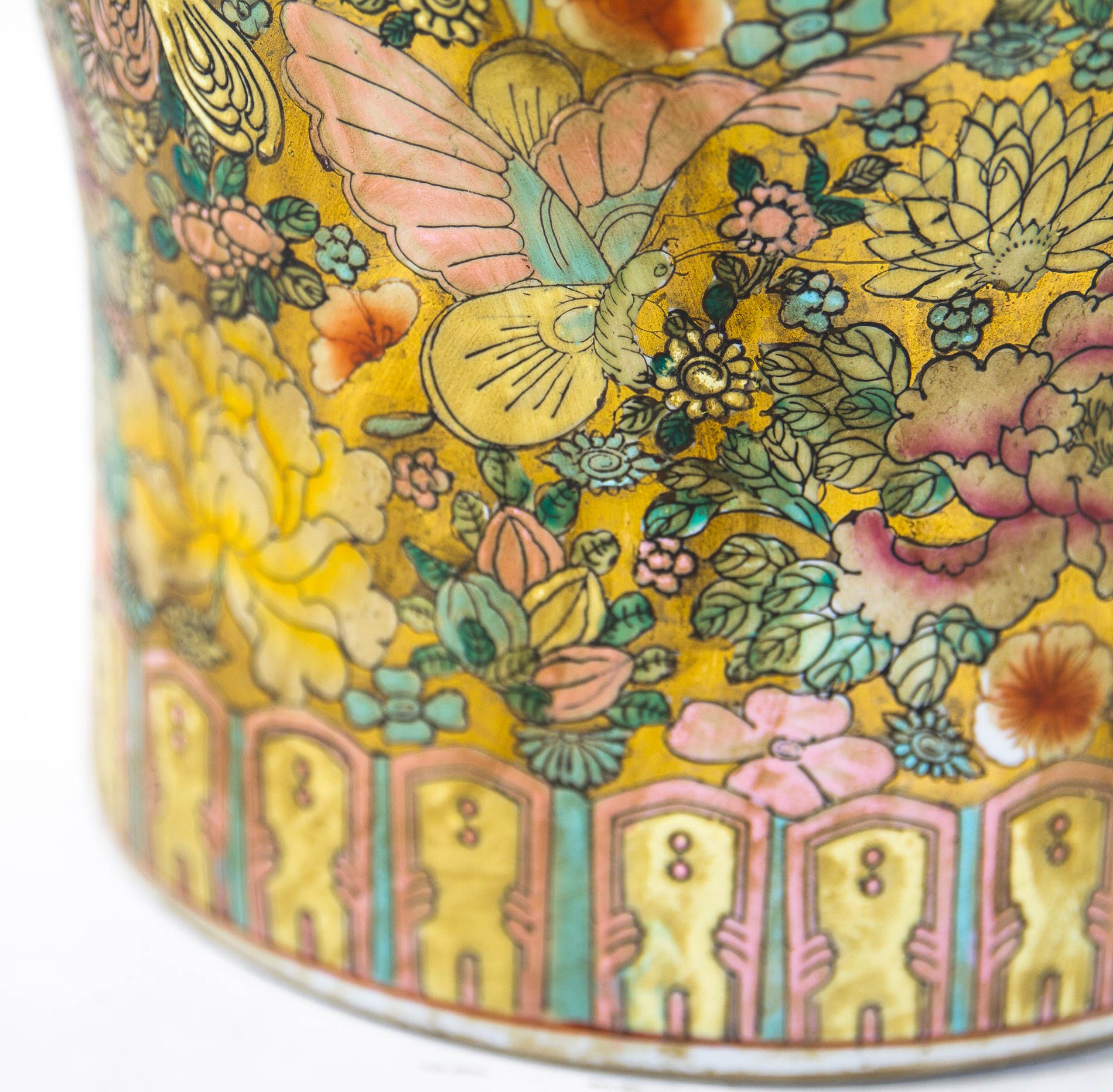 Porcelain poutiche, gold background with flowers. China, 20th century. H cm 50 - Image 3 of 3