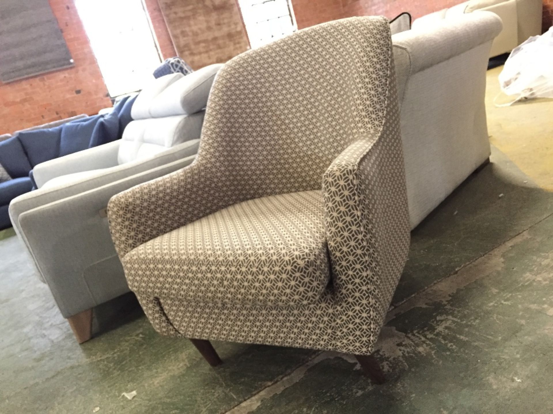 BEIGE AND BLACK PATTERNED ACCENT CHAIR (ST3-2)