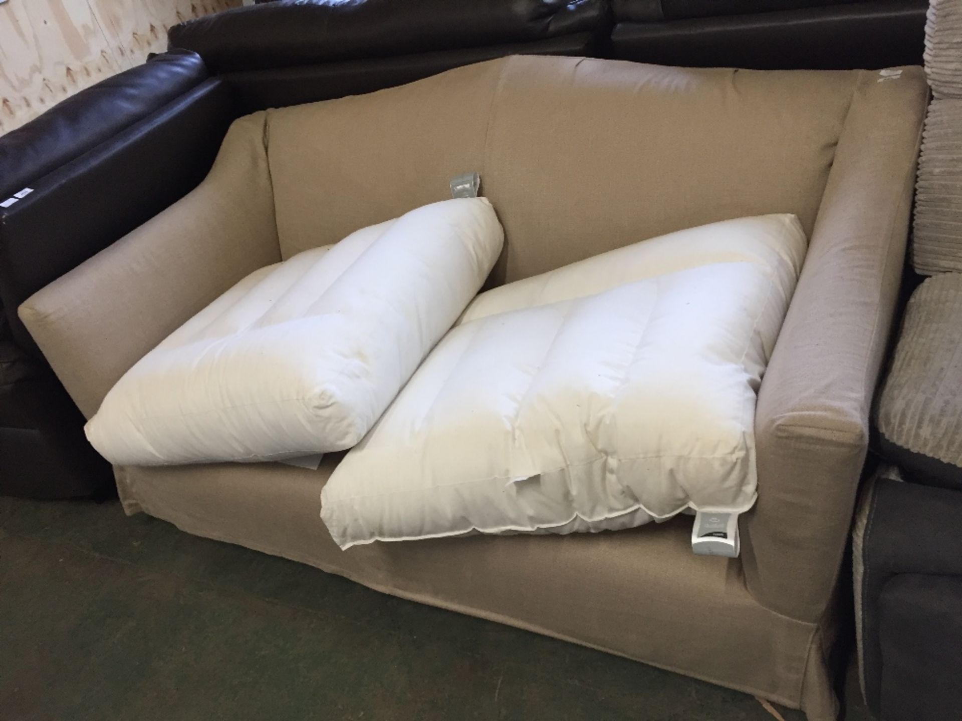 BEIGE LOOSE COVERED 2 SEATER SOFA (MISSING BASE CU
