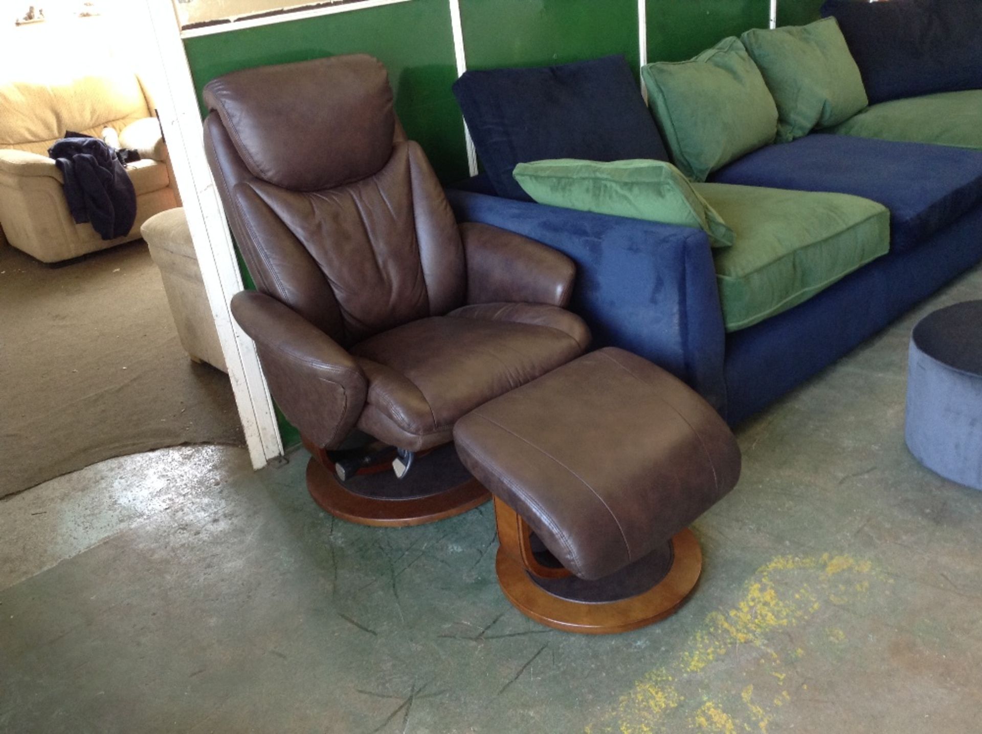 BROWN LEATHER LAZY BOY RECLINING CHAIR AND FOOTST