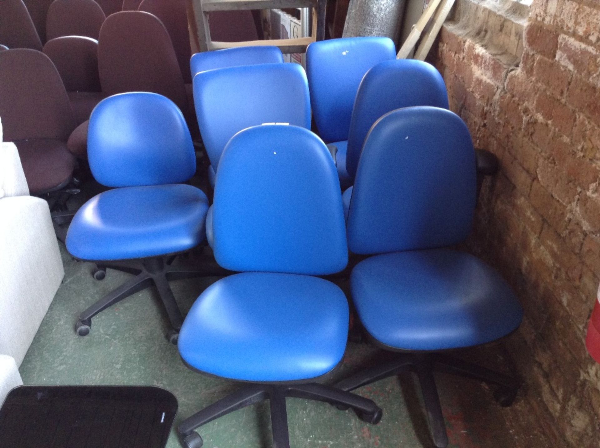 EX DISPLAY BLUE LEATHER SWIVELING OFFICE CHAIR